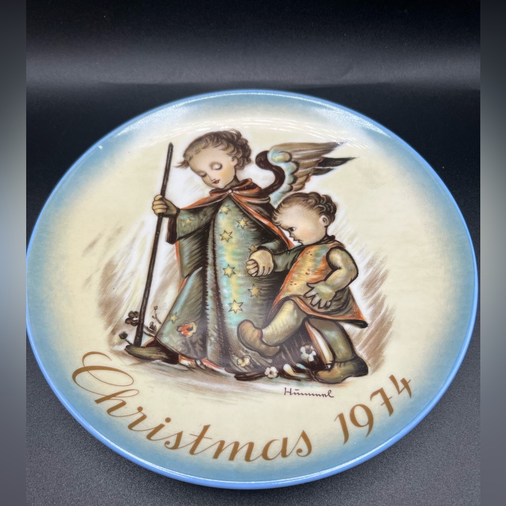 Gorgeous vintage Hummel the guardian angel Christmas plate 1974